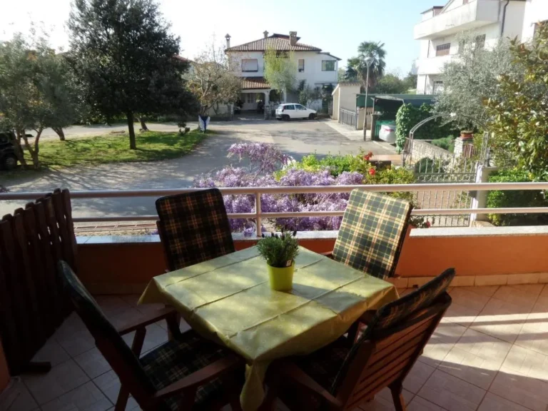 Apartment 1: Terrasse mit Tisch und Blick ins Grüne