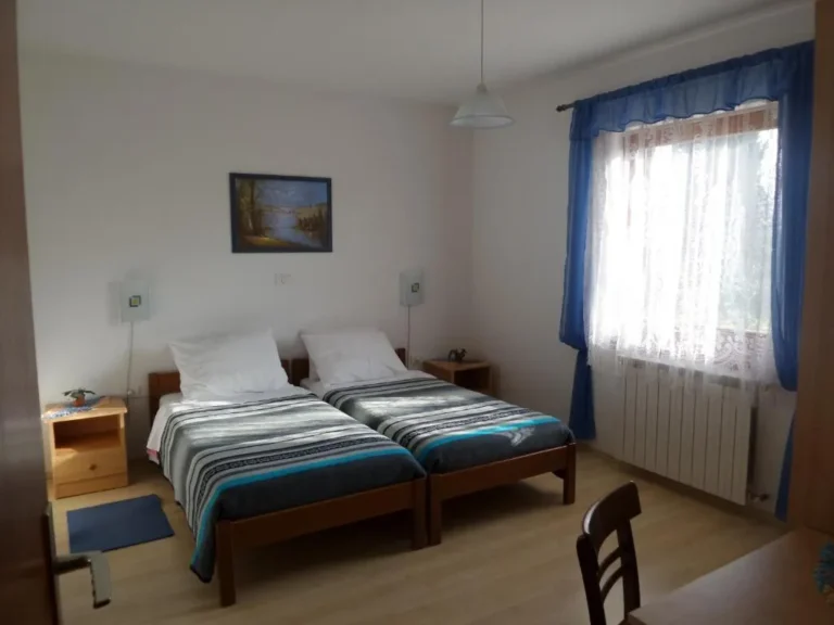 Appartamento 2: camera con letti e tende blu