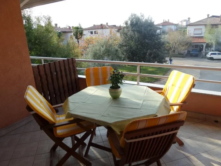 Apartment 4: große Terrasse im Obergeschoss mit Tisch und Liegen
