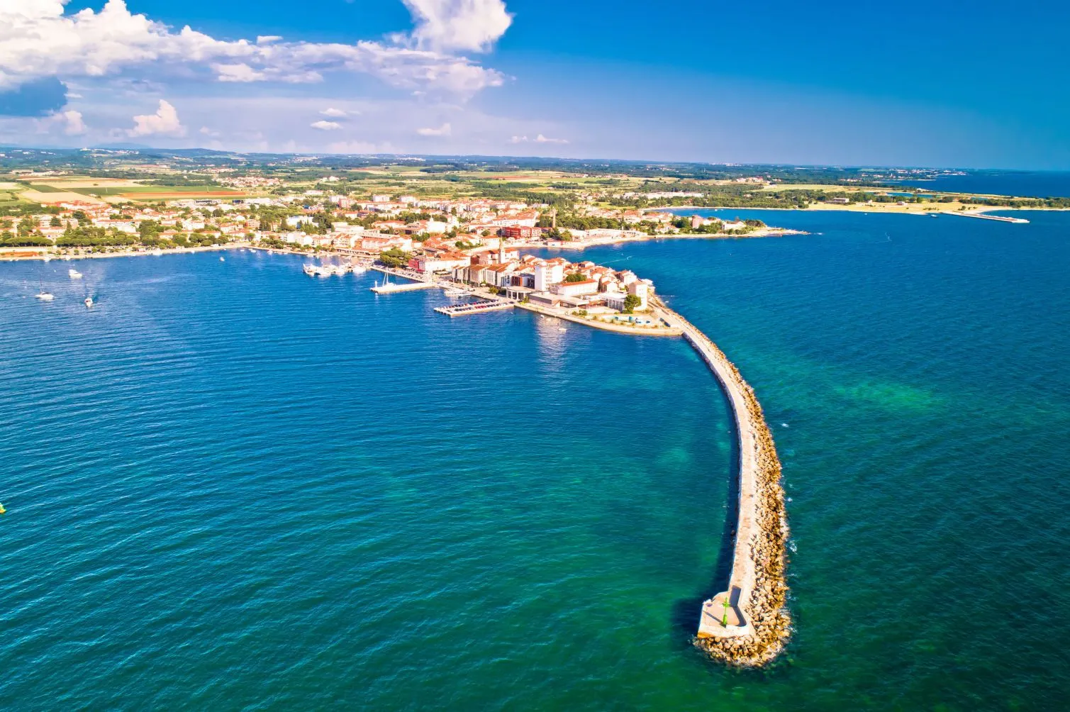 Umag iz zraka: stari grad na poluotoku, lukobran i tirkizno more