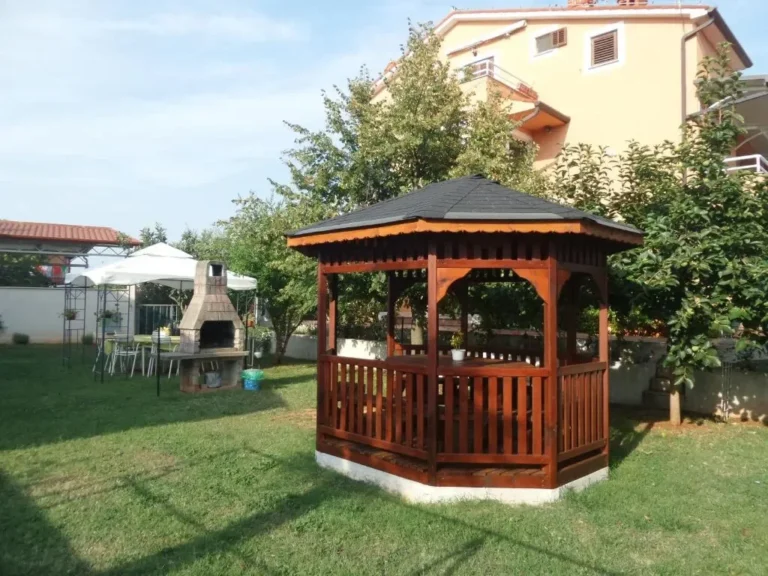 Vrt s drvenom sjenicom i zidanim roštiljem